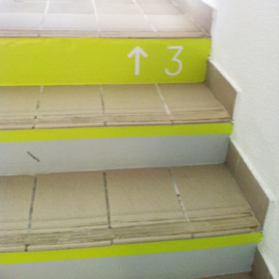 Adhesif pour sols escalier plastifié
